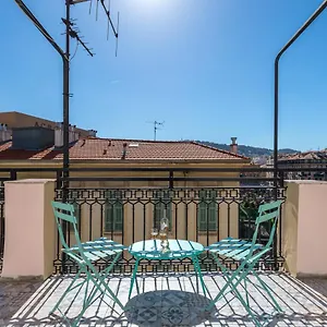 Squared Head-apartment With Terrace In Appartement